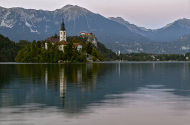 Güzel dağ gölü kan kaybından öldü. Hac kilise bir adada yer alan Maria varsayım. Arka plan dağlarda. Slovenya, Europe. Avrupa seyahat.