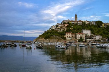 Krk Adası şehir Vrbnik yaz deniz. Adriyatik Denizi. Kvarner defne adalar, Hırvatistan, Europe.