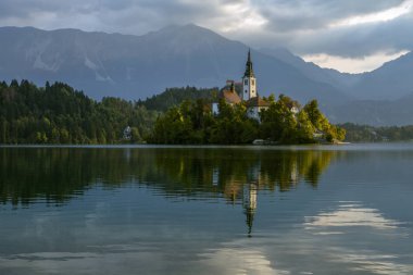 Güzel dağ gölü kan kaybından öldü. Hac kilise bir adada yer alan Maria varsayım. Arka plan dağlarda. Slovenya, Europe. Avrupa seyahat.