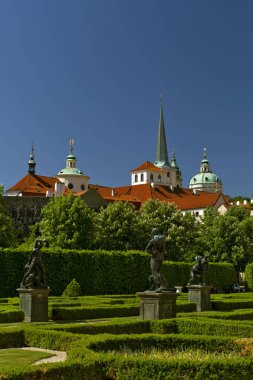 Prague, Çek Cumhuriyeti, üzerinde 08 Mayıs 2018. Sokakta Waldstein Sarayı bahçesinde bronz heykeller ile. Prag, Mala Strana merkezinde. Prague, Çek Cumhuriyeti. Seyahat .