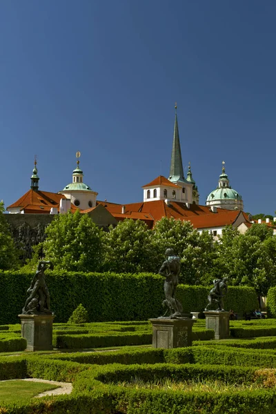 プラハ チェコ共和国 2018 ワルトシュタイン宮殿庭園のブロンズ彫刻の路地 プラハのマラー ストラナの中心部 プラハ チェコ共和国 — ストック写真