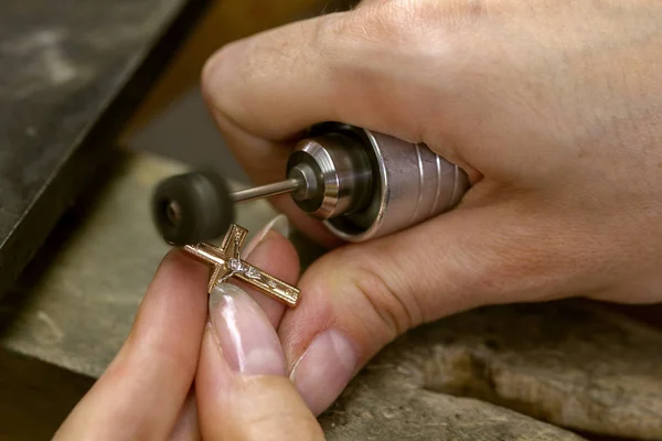 Meslek kuyumcu. El sanatları takı yapımı. Çapraz ile çalışma. Yakın çekim.