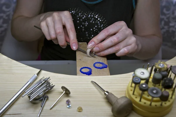 Beruf Juwelier Hände Arbeitender Juwelier Der Juwelierwerkstatt Handarbeit Schmuckherstellung — Stockfoto