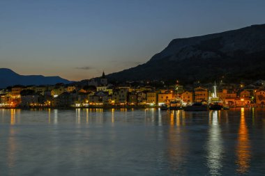 Gece Baska şehrin panoramik görünümü. Gece sahne. Hırvatistan tatil. Island Krk. Adriatic coast, Hırvatistan, Avrupa. Avrupa seyahat.