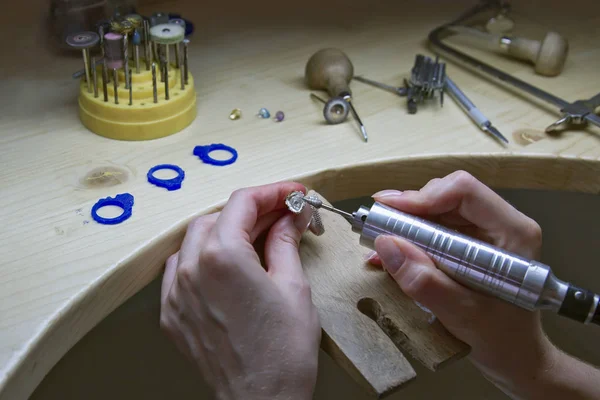 Beruf Juwelier Hände Arbeitender Juwelier Der Juwelierwerkstatt Handarbeit Schmuckherstellung — Stockfoto