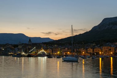Gece Baska şehrin panoramik görünümü. Gece sahne. Hırvatistan tatil. Island Krk. Adriatic coast, Hırvatistan, Avrupa. Avrupa seyahat.