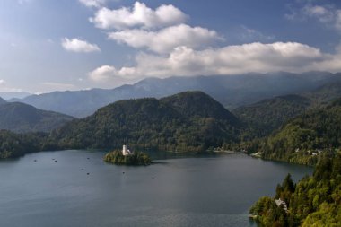 Bled, Slovenya - havadan görünümü güzel dağ gölü. Hac kilise bir adada yer alan Maria varsayım. Arka plan dağlarda. Avrupa seyahat.