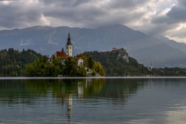 Güzel dağ gölü kan kaybından öldü. Hac kilise bir adada yer alan Maria varsayım. Arka plan dağlarda. Slovenya, Europe. Avrupa seyahat.