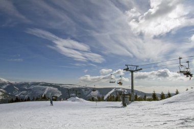 Çek Cumhuriyeti - Spindleruv Mlyn içinde ünlü kayak merkezi. İnsanlar dağda, telesiyej .