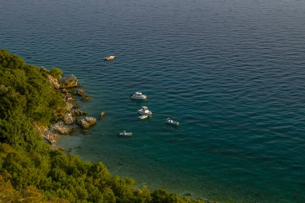 夏季海景 在阳光明媚的日子里的克罗地亚海滩 在克尔克岛的海岸线上 亚得里亚海 克罗地亚 欧洲的旅游目的地 — 图库照片