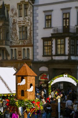 Paskalya ağaç Eski Şehir Meydanı üzerinde Prag. Geleneksel Prag Paskalya Pazar. Çek Cumhuriyeti.