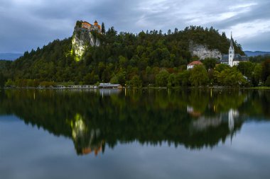 Güzel dağ gölü kan kaybından öldü. Bled Gölü Slovenya'da sahne. Olay yerinde göl, tepe üzerinde kale. Arka plan dağlarda. Slovenya, Europe. Avrupa seyahat.