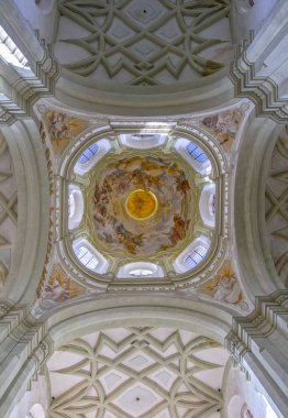 Kladruby, Çek Cumhuriyeti. 13 Ekim 2018 tarihinde. Kladruby Benedictines manastırı içinde bir tavan ome iç görünümü. Kladruby Manastırı. Avrupa. Avrupa seyahati.