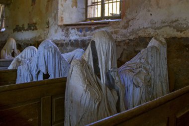 Lukova, Çek Cumhuriyeti. 13 Ekim 2018. Hayaletler Lukova Çek köyü St. George Kilisesi ile gizemli kilise iç.