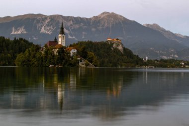 Güzel dağ gölü kan kaybından öldü. Hac kilise bir adada yer alan Maria varsayım. Arka plan dağlarda. Slovenya, Europe. Avrupa seyahat.