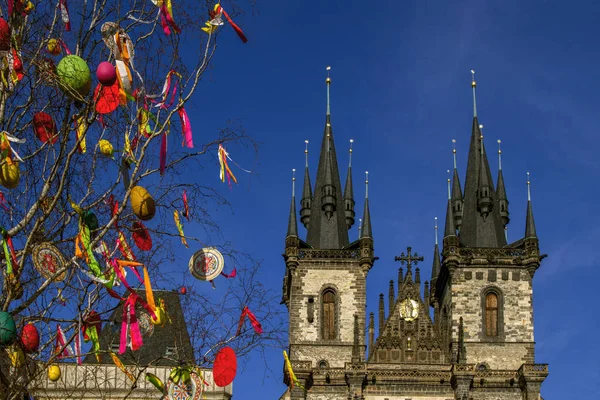Eski Şehir Meydanı 'ndaki geleneksel Prag Paskalya Pazarı. Prag 'da. Çek Cumhuriyeti 'nden. Mutlu Paskalyalar.