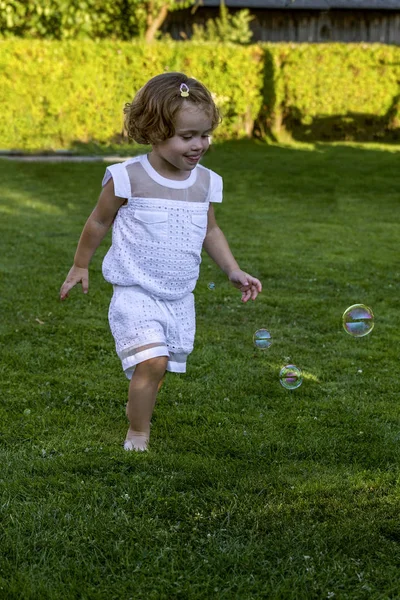 Bella Bambina Che Gioca Con Parco Estivo Delle Bolle Sapone — Foto Stock