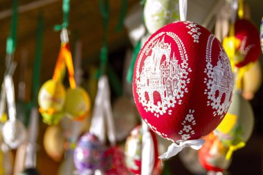 Prague, Çek Cumhuriyeti. 02 Nisan 2018. Renkli boyalı Paskalya yumurtaları geleneksel piyasada satılan. Geleneksel Paskalya Çarşısı yanı. Mutlu Paskalya.