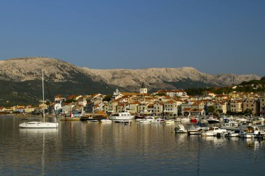 Baska onun marina küçük şehir. Ön plan üzerinde tekne. Hırvatistan tatil. Island Krk. Adriatic coast, Hırvatistan, Avrupa. Yaz tatili. Gevşeme kavramı. Hırvatistan'ın plajları.