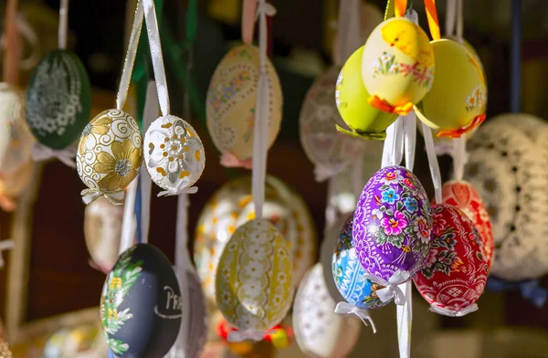 Prague, Çek Cumhuriyeti. 02 Nisan 2018. Renkli boyalı Paskalya yumurtaları geleneksel piyasada satılan. Geleneksel Paskalya Çarşısı yanı. Mutlu Paskalya.