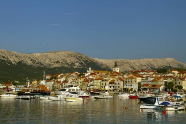 Baska onun marina küçük şehir. Ön plan üzerinde tekne. Hırvatistan tatil. Island Krk. Adriatic coast, Hırvatistan, Avrupa. Yaz tatili. Gevşeme kavramı. Hırvatistan'ın plajları.