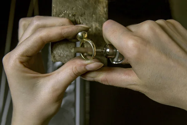 Profesyonel kuyumcu. Mücevher yapımı. Bir kuyumcunun elleri. El işi. Kapat..