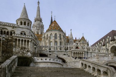 Budapeşte, Macaristan. 10.10.2019 tarihinde. Budapeşte'deki Balıkçı Kalesi'nin manzarası. Macar simgeleri. Fisherman's Bastion, Macaristan'ın ünlü yerlerinden biri. Budapeşte. Avrupa seyahati.