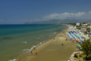  Beyaz kumlu plaj ve mavi deniz ile yüksekliği Sperlonga görünümü, Güney Lazio Latina Eyaleti. İtalya'da tatil . Yaz tatili. Gevşeme Kavramı. İtalya Plajları . İtalya'da turistik yer .