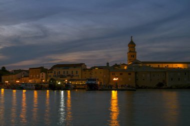 Adriyatik denizinin krk. Yaz deniz manzarası sahil kasabasının nokturnal görünümü. Island Krk, Hırvatistan.-