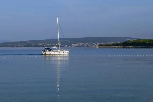 Vista Panorâmica Manhã Mar Barco Vela Contra Céu Azul Manhã — Fotografia de Stock