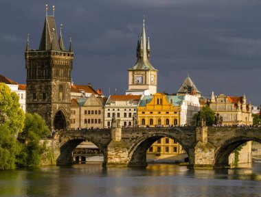 Charles Köprüsü Vltava Nehri'nin ve Prag'ın tarihi merkezinin manzarası. Yaz günü. Çek Cumhuriyeti. Seyahat, gezi ve turizm.