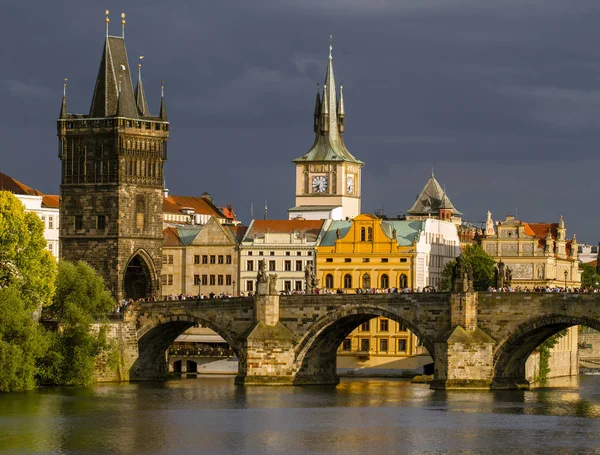 Malowniczy Widok Most Karola Wełtawy Zabytkowe Centrum Pragi Letni Dzień — Zdjęcie stockowe