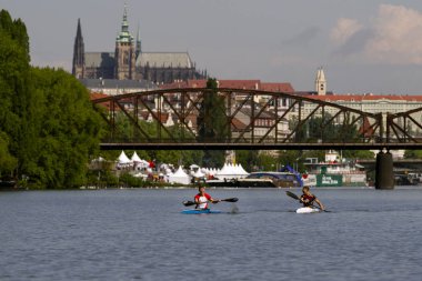 Çek Cumhuriyeti, Vltava Nehri. 14 Mayıs 2017 ' de. Prag Kalesi 'nin arka planına karşı Rivera 'da dolaşan Iki adam. Yaz tatili. Su sporu. Sadece editoryal. Avrupa seyahati.
