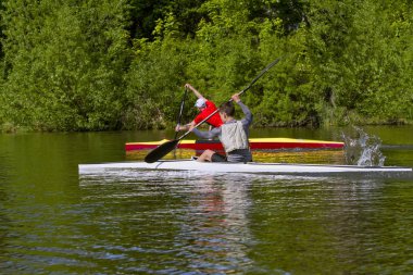 Çek Cumhuriyeti ,Vltava nehri . 14 Mayıs 2017.Güzel nehirde yüzen bir kanoda iki adam. Yaz tatili. Su sporları. Avrupa seyahati.