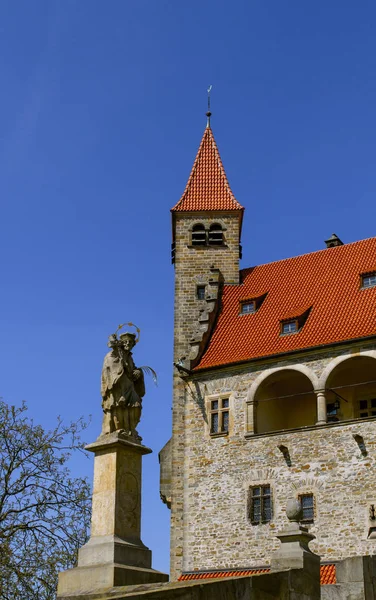 中世纪城堡 布佐夫 是蓝天的背景 内波穆克的雕塑 位于欧洲捷克共和国的南摩拉维亚地区 欧洲旅游业 — 图库照片