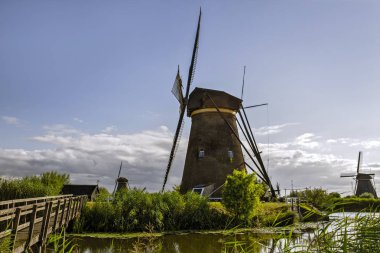 Kinderdijk, Hollanda. Kinderdijk yel değirmenleri ile peyzaj 2019.Travel 07 Temmuz günü. 19 yel değirmeni ile rekreasyon alanı. Hollanda'da seyahat , gezi ve turizm. 
