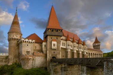 Hunedoara Ortaçağ Kalesi Corvin, Rönesans-Gotik inşa edilmiştir, Transilvanya bulunan, Romanya, Avrupa. Avrupa'da Turizm.