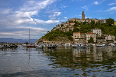  Hırvatistan'ın Krk adasında tarihi vrbnik şehir görünümü. Harika yaz deniz manzarası. Adriyatik denizi. Kvarner körfezi takımadaları. Avrupa seyahati. Hırvatistan'da turistik yer. Europa.