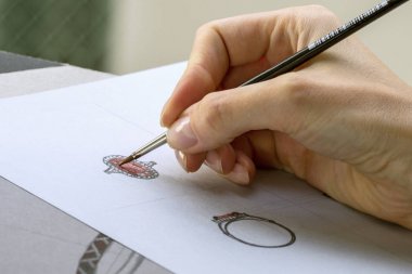 Çizim Takı Tasarımı. Sanatçı tasarımcı çizim kroki takı kağıt üzerinde . Tasarım Stüdyosu. Yaratıcılık Fikirleri.