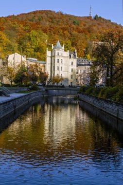 Ünlü spa şehri-Karlovy Vary manzarası. Karlovy Vary termal spa. Güneşli sonbahar günü. Çek Cumhuriyeti. 