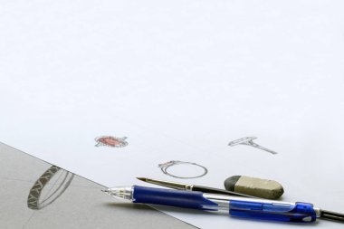 Beyaz arka planda yalıtılmış kalem, fırça ve silgi. Sanatçı tasarımcı çizim kroki takı kağıt üzerinde . Tasarım Stüdyosu. Yaratıcılık Fikirleri. Metin eklemek için. Closeup.