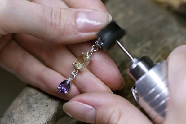  Meslek kuyumcusu. Profesyonel araçlar ile zanaat takı yapma. El yapımı bir kuyumcu süreci. Tasarım Stüdyosu Yaratıcılık Fikirler . Yakın çekim.