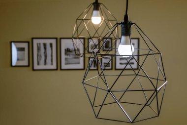 Modern iç tasarım. Metalik modern lambalar.