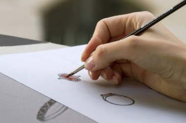 Mücevher Tasarımı Çizimi. Kağıda mücevher çiziyorum. Tasarım Stüdyosu. Yaratıcılık Fikirleri.