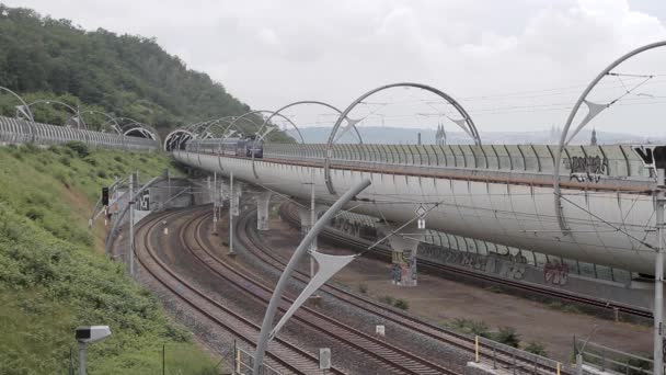 Yolcu Trenleri Birbirine Doğru Hareket Ediyor Demiryolu Ile Seyahat — Stok video