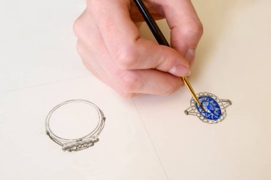 Mücevher Tasarımı Çizimi. Kağıda mücevher çiziyorum. Yaratıcılık fikirleri. Tasarım Stüdyosu.