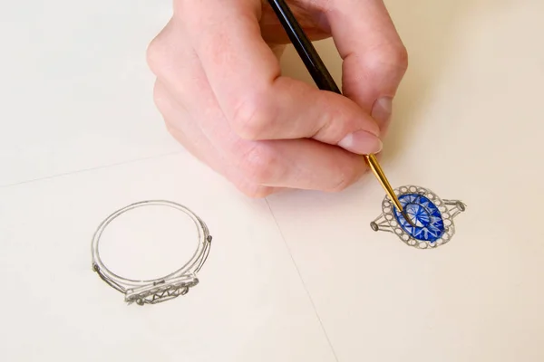 Mücevher Tasarımı Çizimi. Kağıda mücevher çiziyorum. Yaratıcılık fikirleri. Tasarım Stüdyosu.