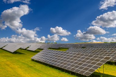 Gökyüzüne karşı güneş enerjisi santrali. Alternatif enerji, kaynaklar ve güneş paneli. Alternatif enerji kavramı.