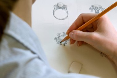 Mücevher Tasarımı Çizimi. Kağıda mücevher çiziyorum. Tasarım Stüdyosu. Yaratıcılık Fikirleri.