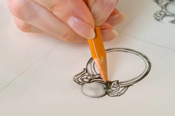 Mücevher Tasarımı Çizimi. Kağıda mücevher çiziyorum. Tasarım Stüdyosu. Yaratıcılık Fikirleri.